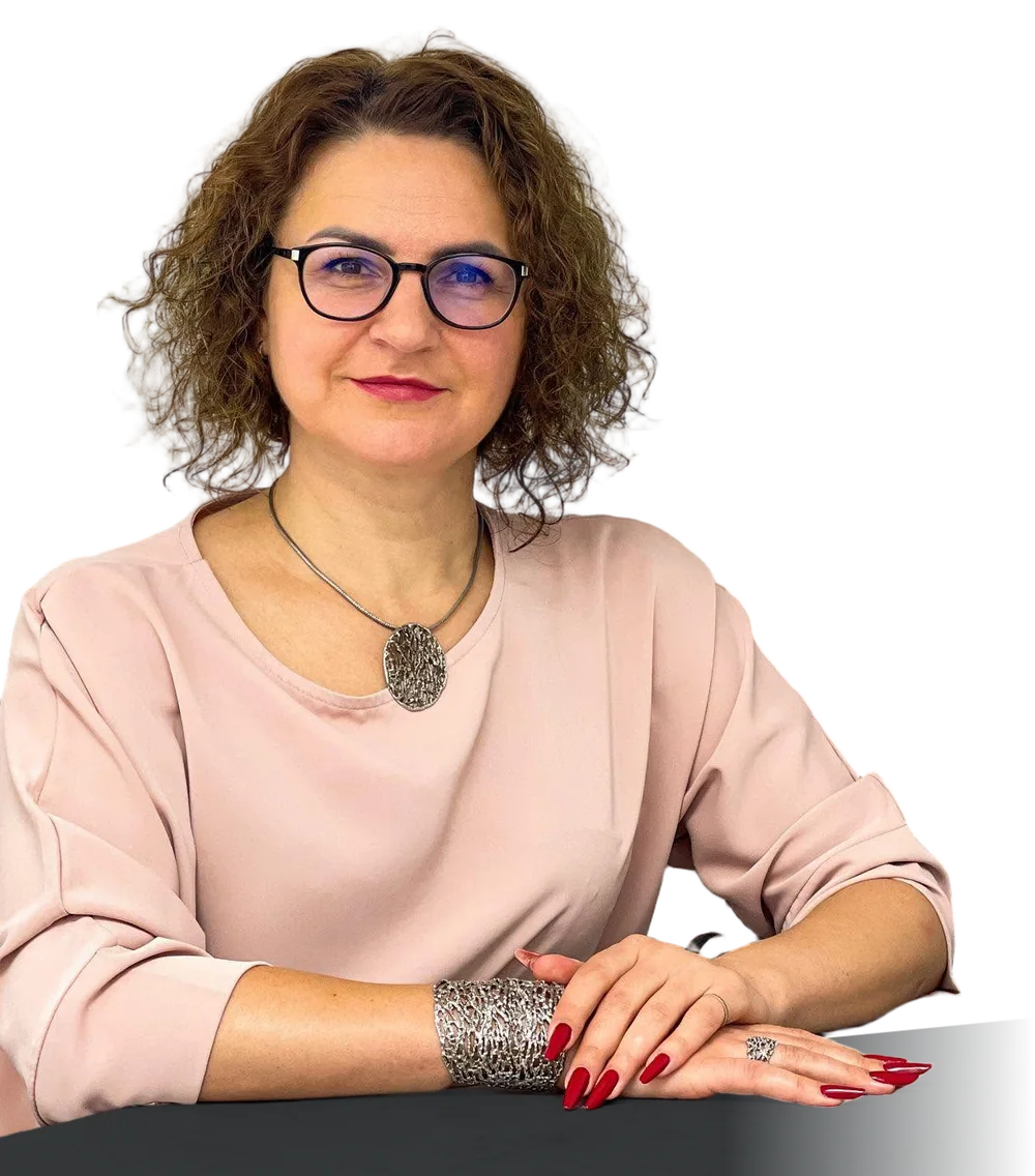 Cristina Bahnă, zâmbind, la masa de lucru